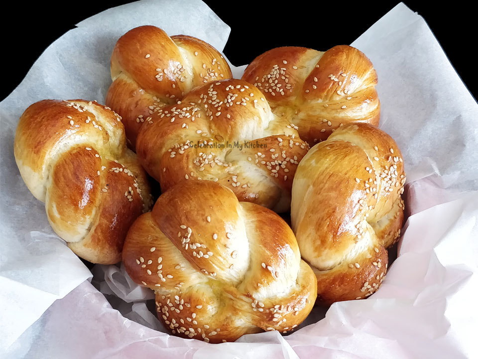Knotted Dinner Rolls